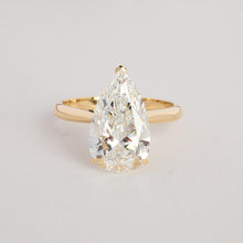 Solitaire ring in 18K yellow gold with a pear-shaped clear stone, Size 8