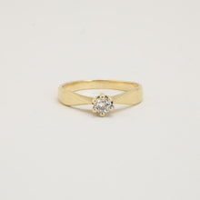 Solitaire ring in 14K yellow gold with a white stone, Size 8½