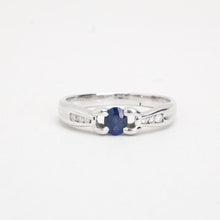 Ring with and blue topazwith diamond (0.02 ct) in 18K White gold