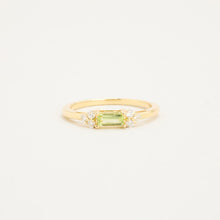 Ring with and peridotwith diamond (0.09 ct) in 14K Gold size 5