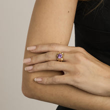 Skulpturaler Solitärring aus 14 Karat Gelbgold mit einem violetten Stein, Größe 5¼