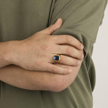 Signet ring in 14K yellow gold with a deep blue stone, Size 9½