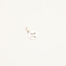 Pendant with diamond (0.03 ct) in 18K White gold, 0.63 inches