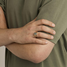 Signet ring in 18K yellow gold with a dark rectangular stone, Size 10½