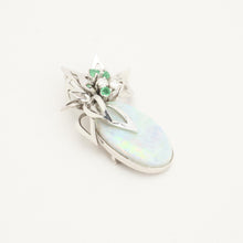 Brooch with opal and emeraldwith diamond (0.32 ct) in 18K White gold
